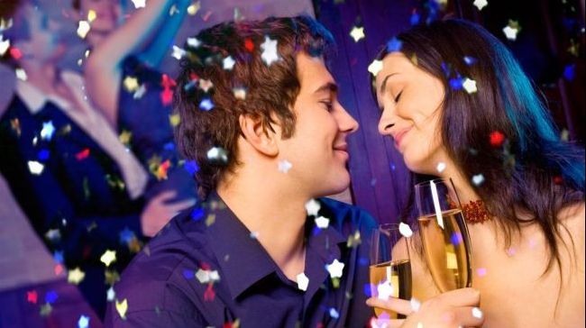 Obiceiuri de Revelion 2018. Cum a apărut tradiția sărutului de la miezul nopții