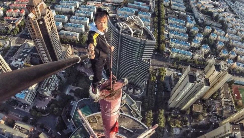 NU POŢI FĂRĂ SELFIE? S-ar putea să ai o problemă mai gravă decât crezi