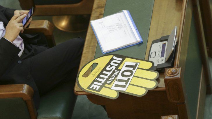 CCR dezbate legea care permite  parlamentarilor să fie ,,intermediari'' 