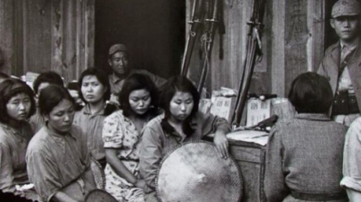 Sclavele sexuale ale armatei japoneze. Povestea soldatului dus cu forţa la bordel. Şoc! În cameră.. 