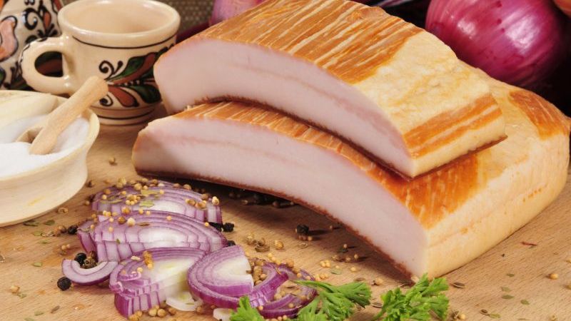 Sărbătorile de iarnă // Ce se întâmplă în organismul nostru după ce mâncăm slănină cu ceapă