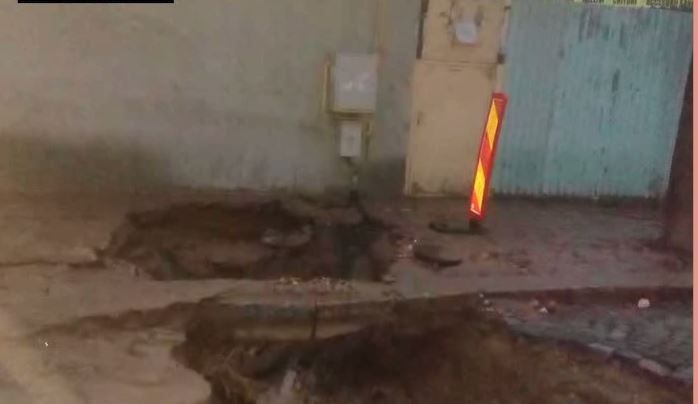 Imagini incredibile. O stradă din Tulcea s-a surpat sub o mașină