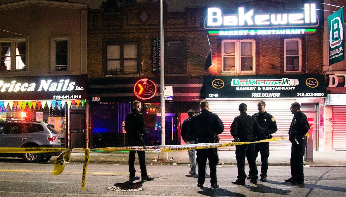 ALERTĂ la New York! Un bărbat a intrat cu MAȘINA într-un grup de oameni!