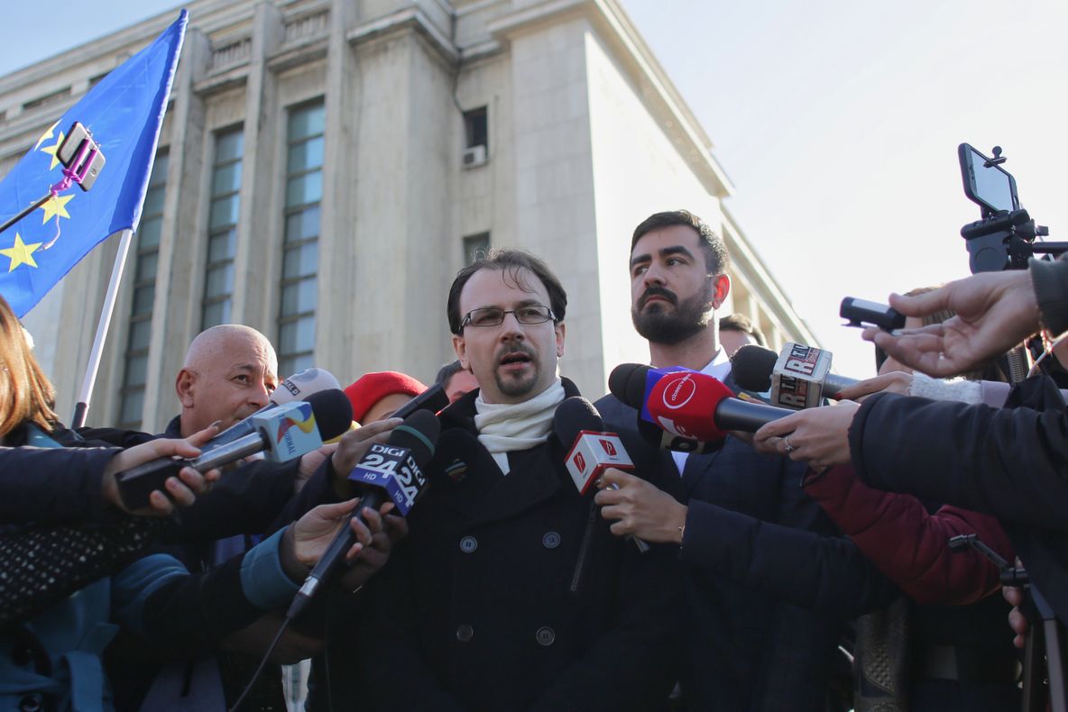 Premierul s-a întâlnit cu protestatarii la Guvern. ONG-urile cer demiterea imediată a lui Toader 