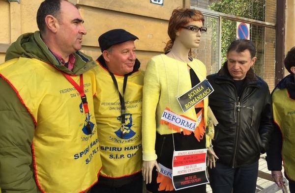 Profesorii ies din nou în stradă. Proteste la Ministerul Educației