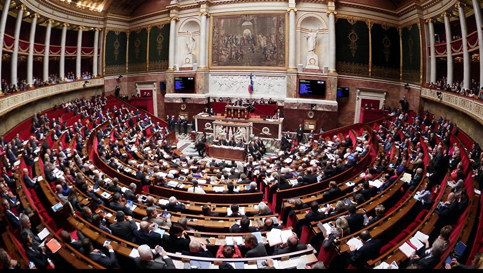 Cod vestimentar şi de conduită pentru deputaţi, în Franţa. Ce NU ar trebui să mai poarte