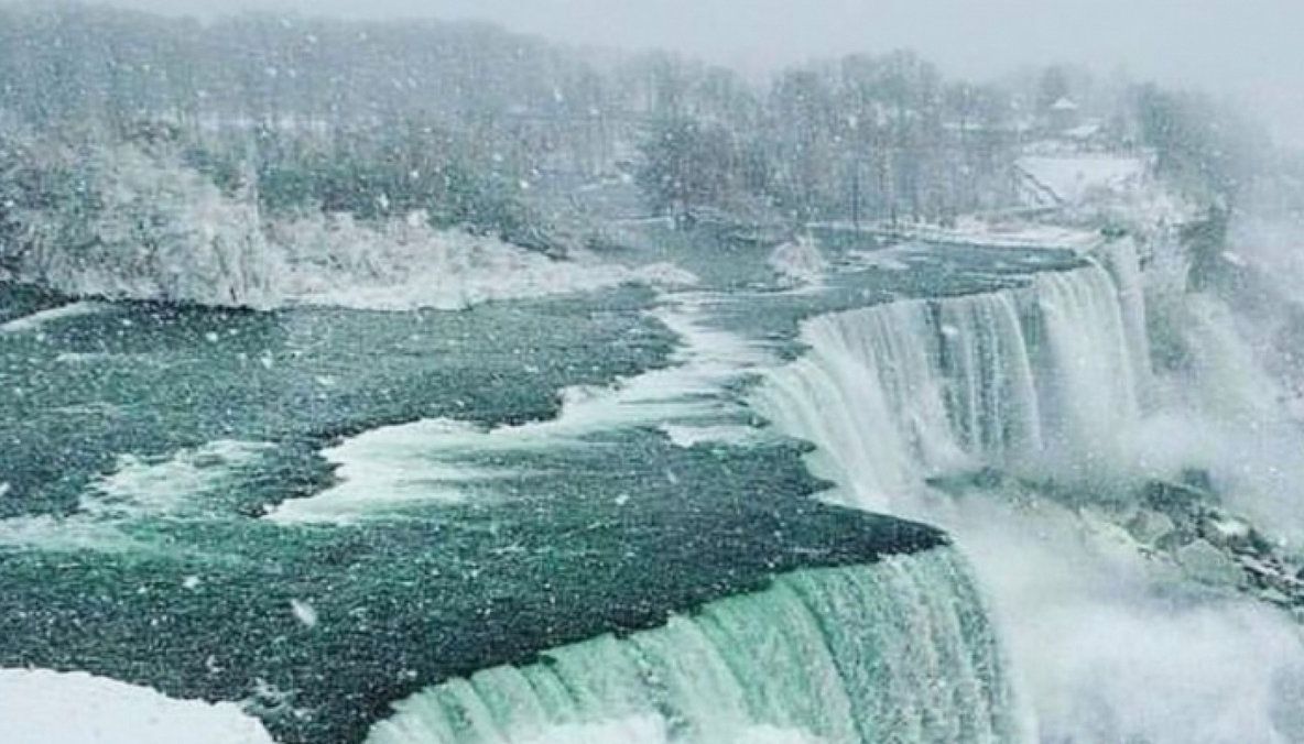 Cascada Niagara a înghețat din cauza vremii teribile din America de Nord FOTO