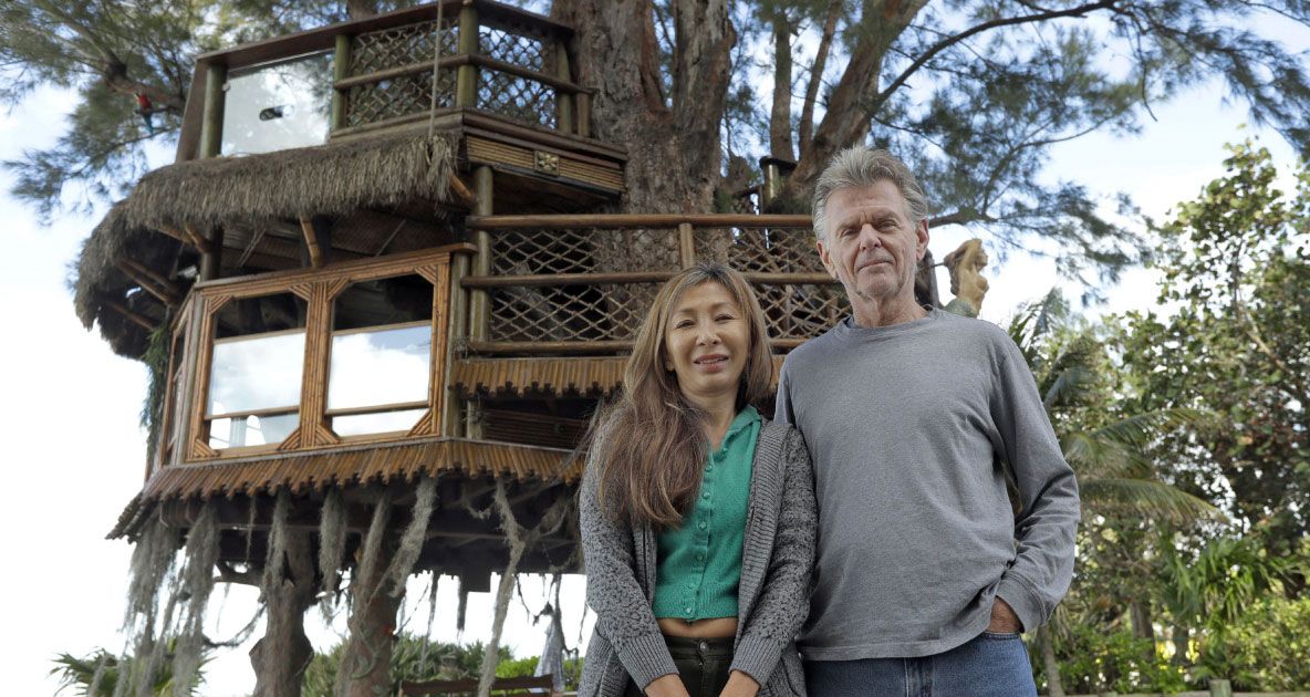 Au cheltuit 30.000$ ca să construiască o luxoasă casă în copac. Acum, sunt forţaţi s-o distrugă