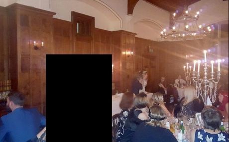 Lua cina cu soția și s-a lăsat pozat. S-a cutremurat când a văzut cine stătea în spatele lor