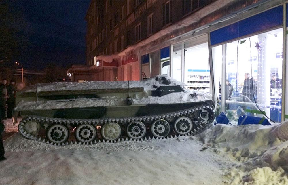 Un rus a furat un fost tanc sovietic, a spart cu el în magazin. ŞOC ce a găsit poliţia în interior!