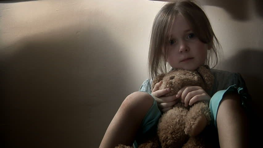 Fetiță maltrată de mamă și de bunică 