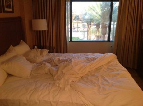 S-a trezit singur în camera de hotel și s-a uitat pe fereastră. Trișase moartea