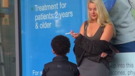 A uimit întreaga lume! Ce i-a cerut puştiul de 8 ani acestei blonde.Ea a acceptat.E ilegal şi imoral