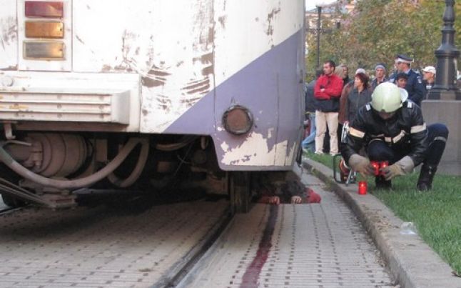 Cum a scăpat cu viață fata prinsă sub tramvai. "A fost un miracol"