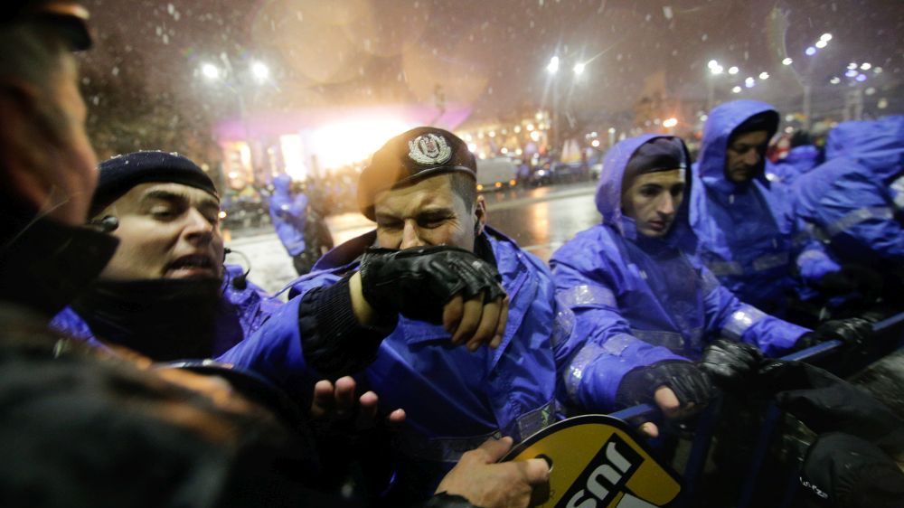 Fotoreporterul lovit de jandarm în Piața Universității: ”Am fost amețit minute bune”