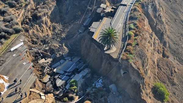 Alunecările de teren din California au produs moartea a cel puţin 17 persoane