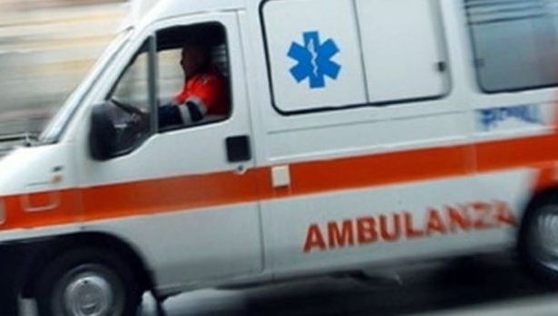 O adolescentă din România s-a aruncat de la etajul II al unei clădiri, în Italia. Motivul, SFÂŞIETOR