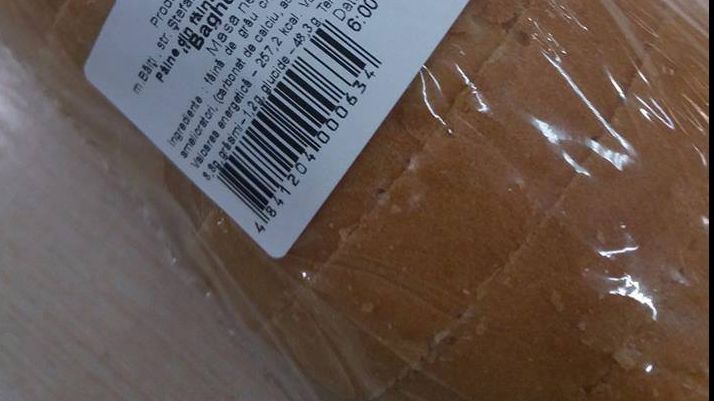 Ce a găsit o femeie în franzela cumpărată dintr-un supermarket. A început să râdă - FOTO