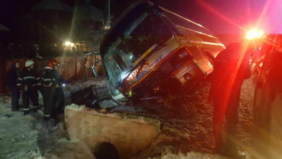 Autobuz plin cu mineri, DERAPAT lângă Târgu Jiu, din pricina drumului acoperit cu GHEAȚĂ- 3 răniți