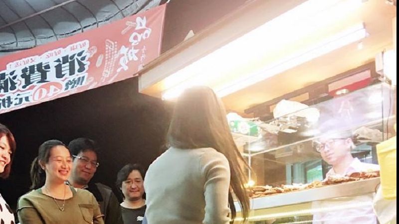 Taraba nu avea succes: au angajat o vânzătoare nouă, iar acum e coadă mereu. Cum arată fata