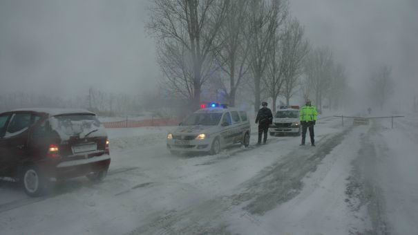 Zeci de copii, blocați într-un autocar pe un drum din Arad. Au fost salvaţi de drumari