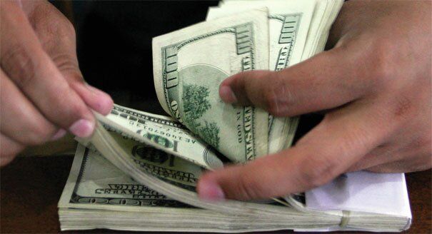 Americanii aruncă bomba dolarului slab. Euro sare în aer