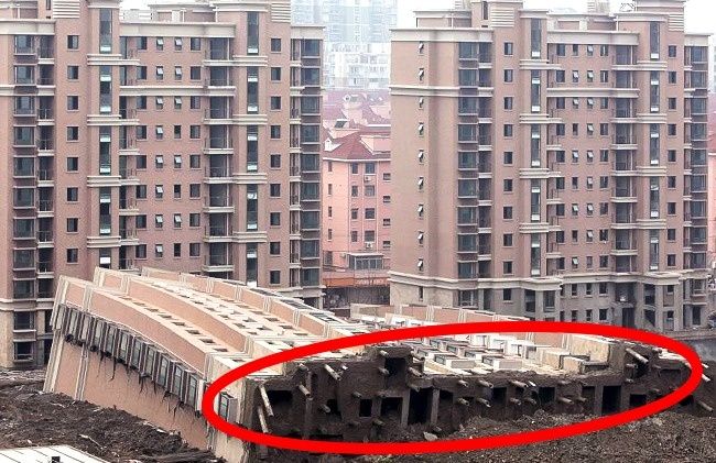 Cum s-a prăbușit, ca o jucărie, un bloc masiv de 13 etaje. IMAGINI IREALE