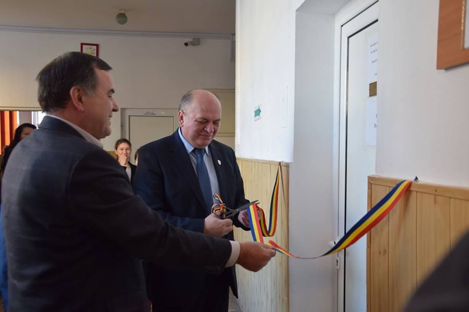 Scenă ireală la Piatra Neamț. Primarul a inaugurat cu fast o toaletă de școală cu panglică tricoloră