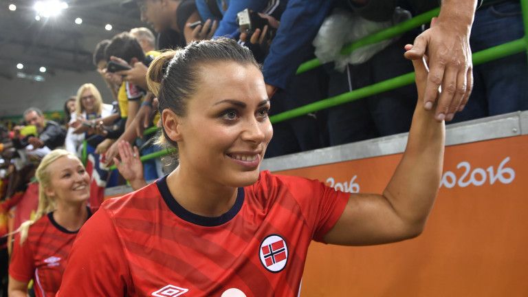 Handbalistă celebră, distrusă după ce pozele nud i-au fost furate şi publicate pe internet