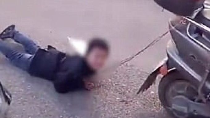 Și-a legat copilul de scuter și l-a târât pe pământ. Cum a fost posibil