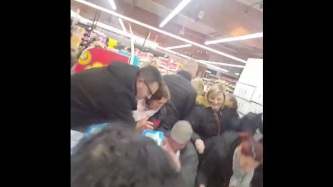 Bătăi în mai multe supermarketuri din Franța pe un produs redus cu 70%