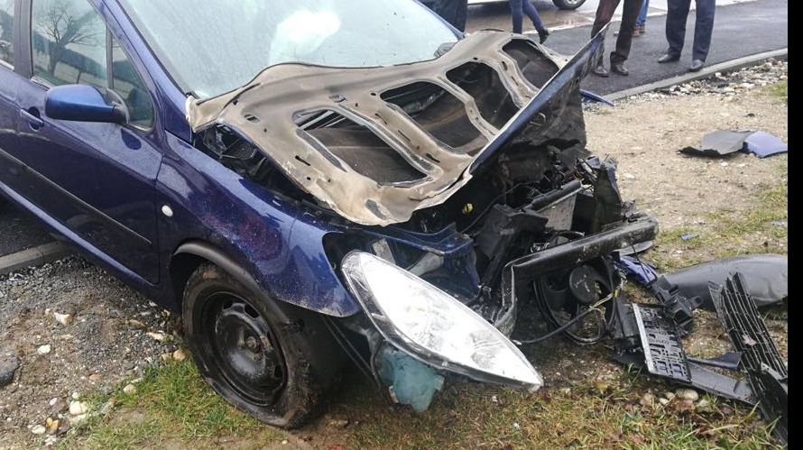 Pericol de explozie după ce un bărbat a intrat cu mașina într-o conductă de gaz