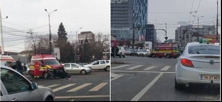 Ambulanţă în misiune, LOVITĂ în plin de un autoturism în care se aflau o tânără şi bebeluşul său