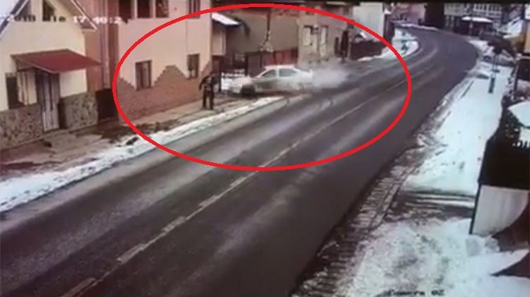 Momentul teribil în care un pieton este spulberat de o mașină pe trotuar. A murit pe loc