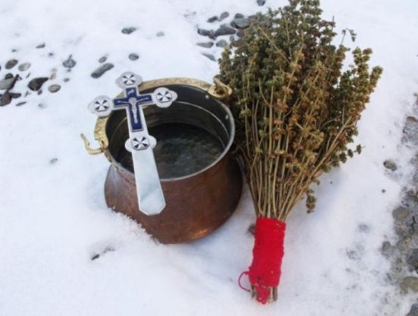 Care este motivul pentru care agheasma nu se strică niciodată. Explicaţiile unui inginer chimist