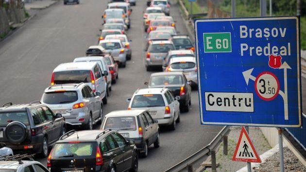 Circulaţie bară la bară pe DN 1, în zona staţiunilor montane. Ceaţă densă pe ruta Braşov - Sibiu 