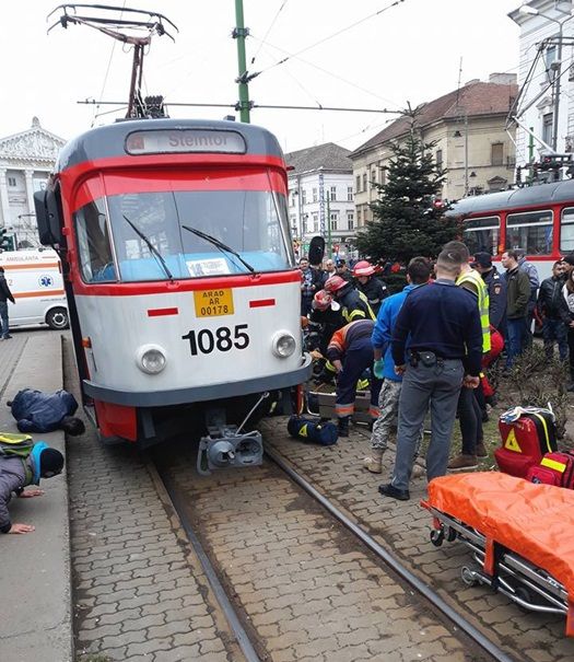 Grav accident la Arad: o fetiţă de 12 ani a fost prinsă sub tramvai (VIDEO)