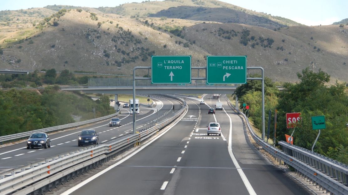 Doi cetățeni români au fost reținuți în Italia. Ce transportau într-un camion