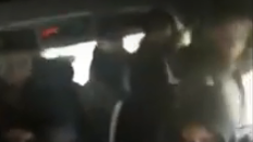 REVOLTĂTOR! Elevă de 12 ani, bătută de un coleg în microbuzul şcolii! "Mai dă-i, mai dă-i!" (VIDEO) 