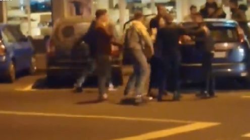 VIDEO. Bătaie ca în filme, în plină stradă, în Piatra Neamţ, între mai mulţi tineri 