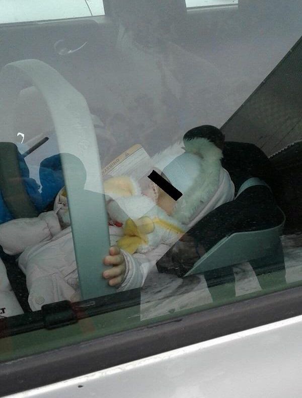 S-a întâmplat la Cluj! Au lăsat BEBELUŞUL în maşină şi s-au dus la SHOPPING (FOTO)