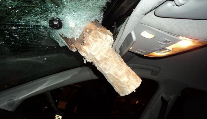 Nesimțire fără margini! Și-a aruncat bradul de la geam și a avariat o mașină. Putea fi o tragedie