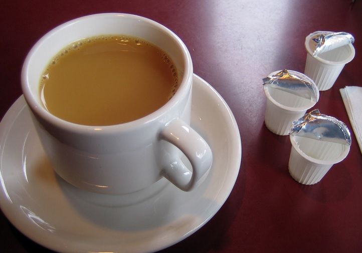 Ce se întâmplă când bei cafea cu lapte pe stomacul gol. La ce concluzie au ajuns specialiștii