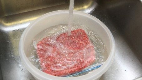 Cum să decongelezi corect carnea. Până acum ai procedat total greşit