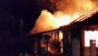 Incendiu la o casă din județul Satu Mare. Pompierii, împotmoliți pe un drum impracticabil