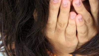 Opt tinere, șantajate cu poze intime. Una dintre victime, la un pas de un gest extrem 