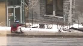 Cea mai spectaculoasă căzătură pe gheaţă a iernii: zici că e BALET! VIDEO