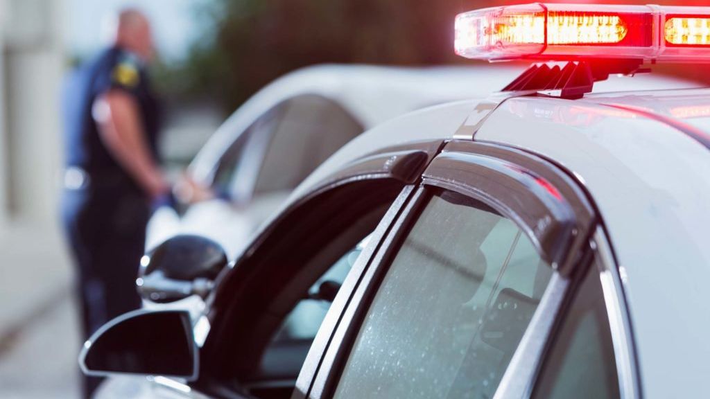 Poliţiştii de la rutieră opresc maşinile în trafic: de ce ciocănesc în stopurile din stânga