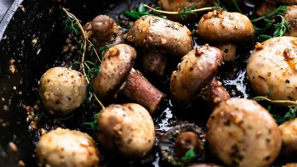 Ciuperci la tigaie cu usturoi