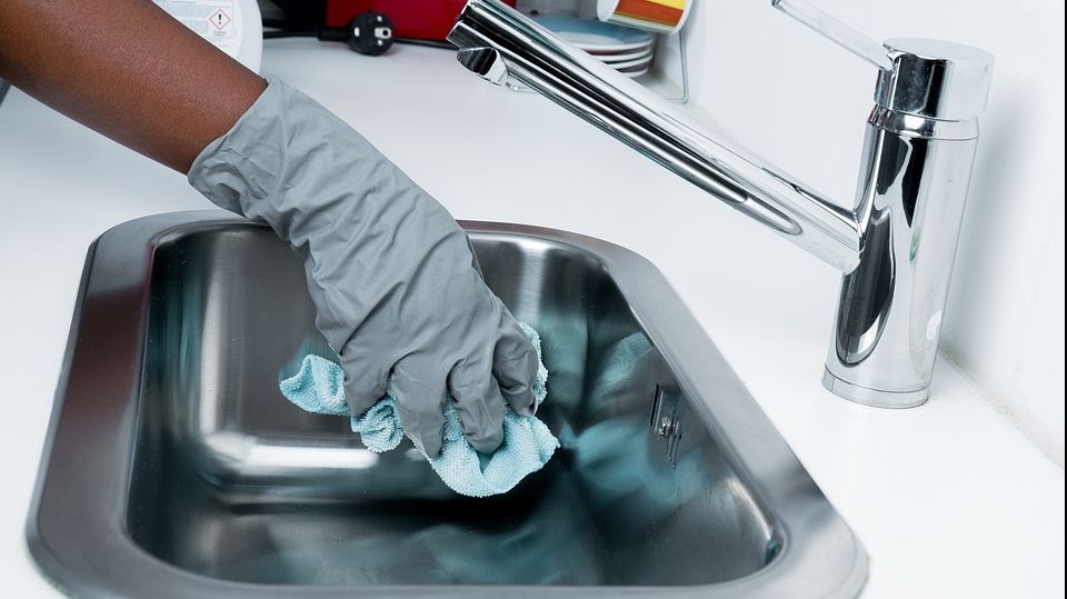 De ce să nu mai folosești niciodată buretele de vase